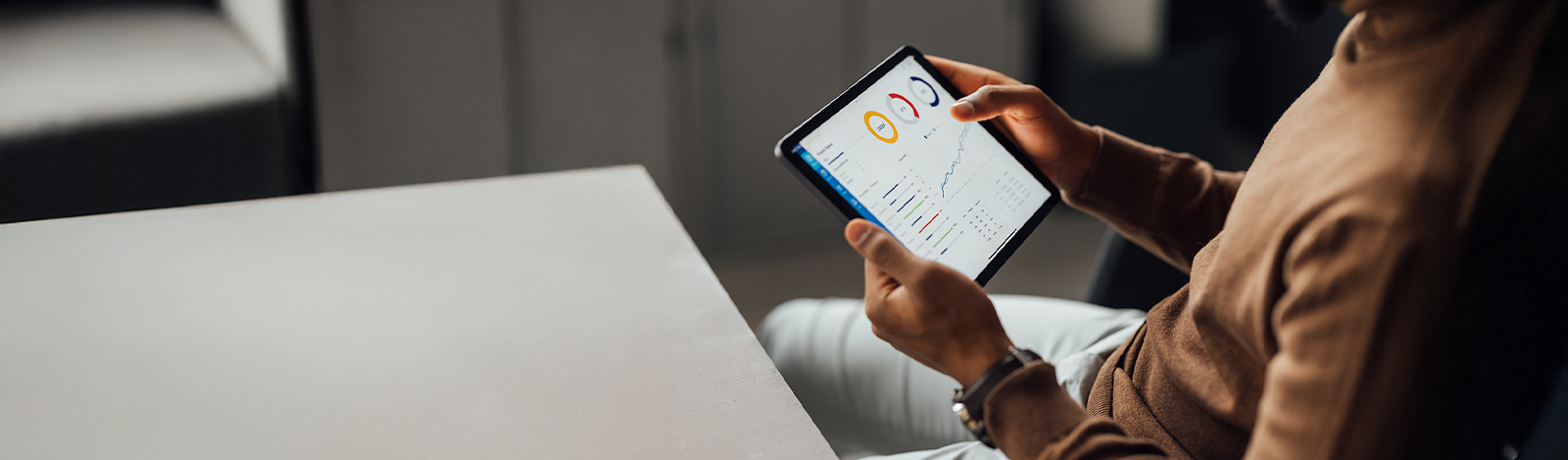 Mężczyzna korzystający z tabletu w biurze