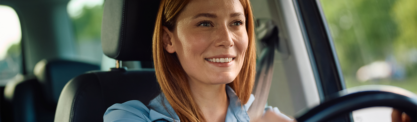 Młoda kobieta prowadząca samochód