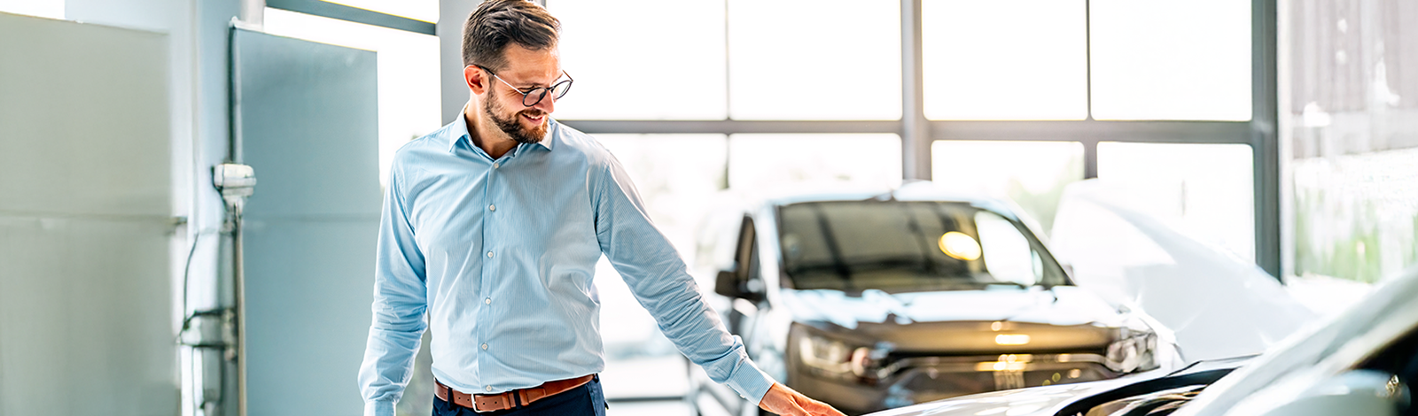 Mężczyzna oglądający samochód w salonie
