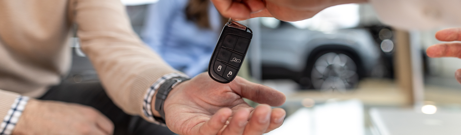 Sprzedawca samochodu przekazuje kluczyki