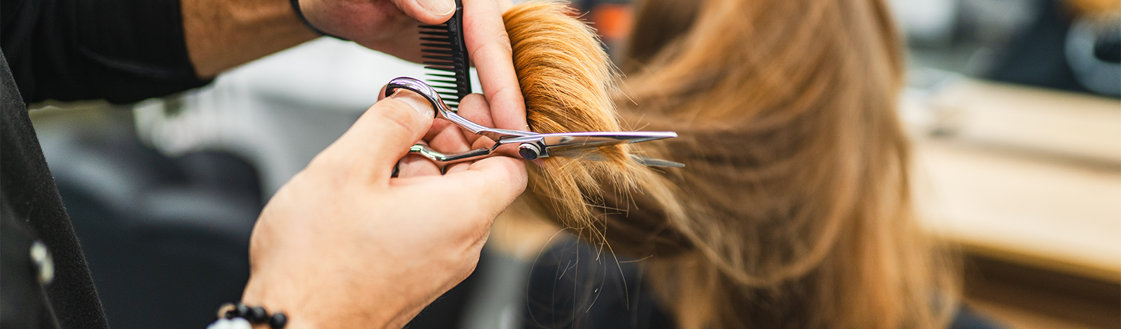 Młoda kobieta podczas strzyżenia włosów