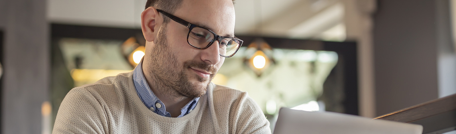 Na czym polega procedura uproszczona w leasingu? Uśmiechnięty mężczyzna korzystający z leasingu w procedurze uproszczonej