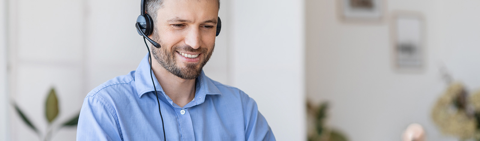 Leasing a BIK. Co warto wiedzieć? Mężczyzna konsultujący możliwość wzięcia leasingu dla zadłużonych