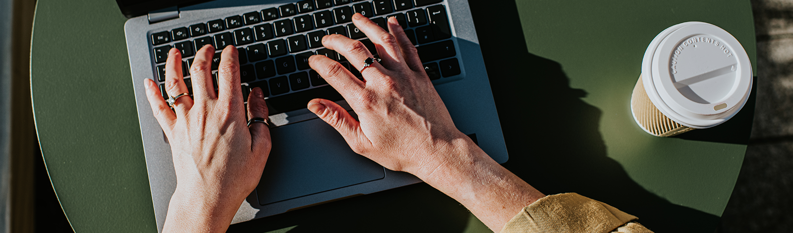 Widok z góry na dłonie i komputer