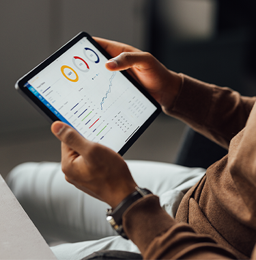 Mężczyzna korzystający z tabletu w biurze