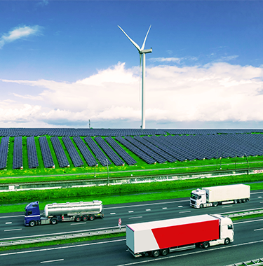 Ciężarówki transportujące towary poruszające się po ekologicznej autostradzie 