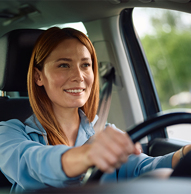 Młoda kobieta prowadząca samochód