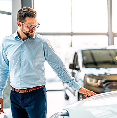 Mężczyzna oglądający samochód w salonie