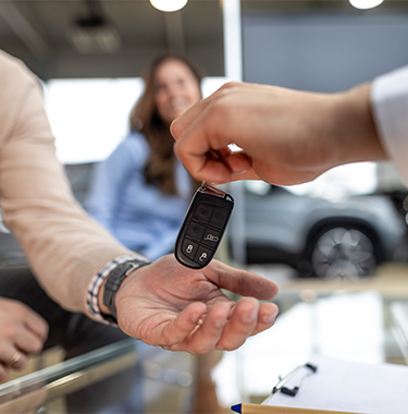Sprzedawca samochodu przekazuje kluczyki