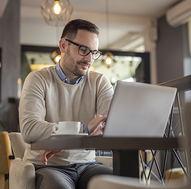 Na czym polega procedura uproszczona w leasingu? Uśmiechnięty mężczyzna korzystający z leasingu w procedurze uproszczonej