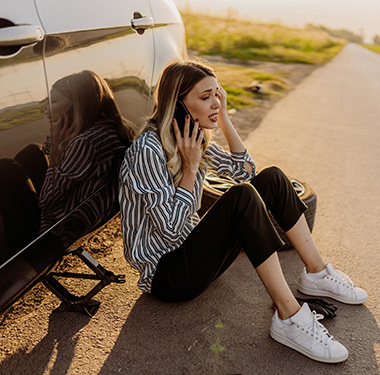 Kobieta zgłaszająca zarysowanie auta w leasingu