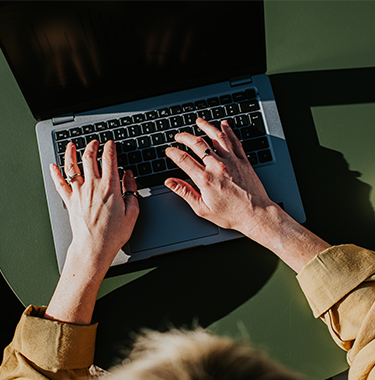 Widok z góry na dłonie i komputer